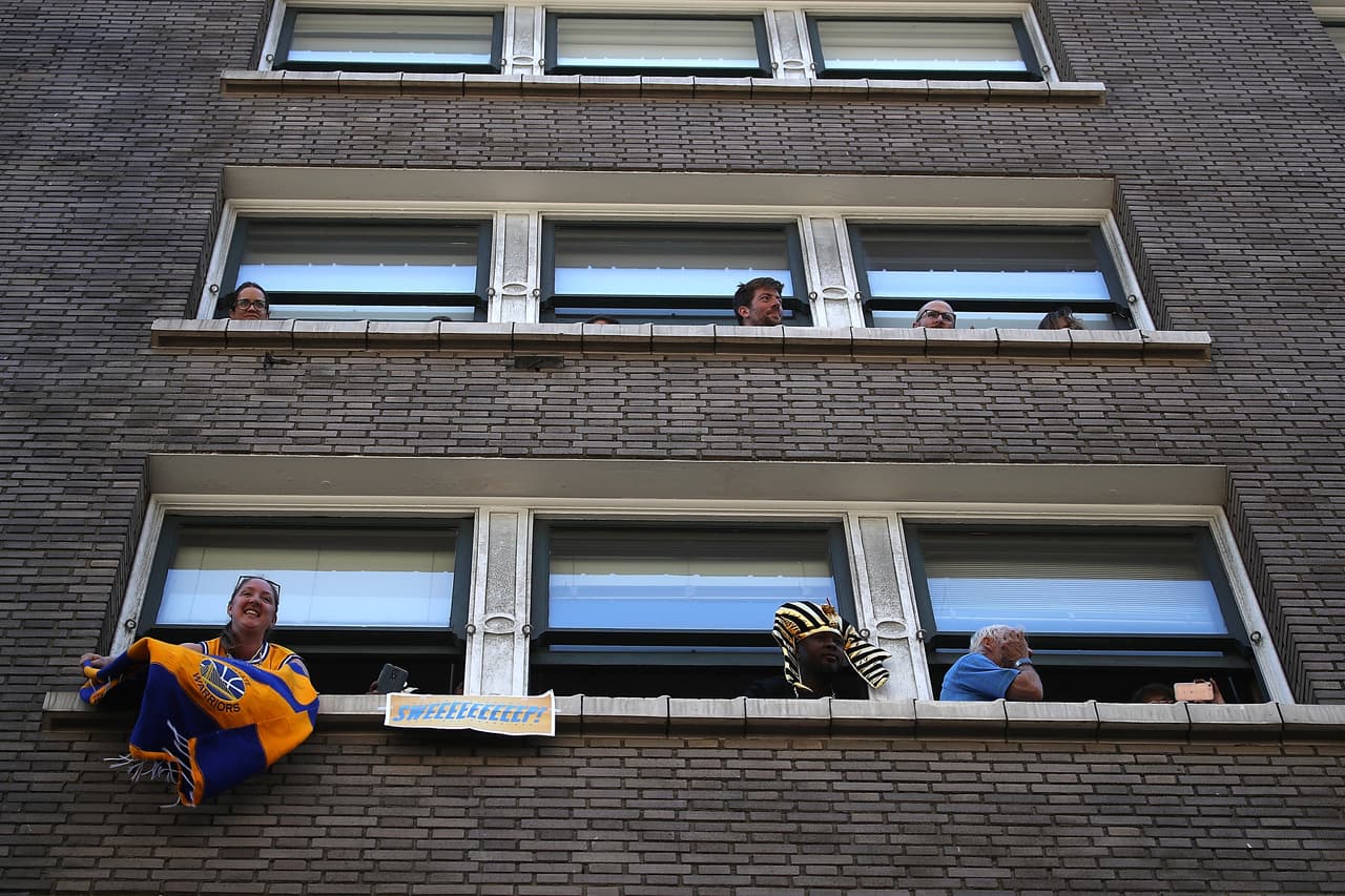 Miles de aficionados de los Golden State vivieron la celebración en un gran ambiente. Curry, Durant, Klay Thompson, Draymond Green y demás disfrutaron de su nueva victoria en el mejor baloncesto del mundo, la NBA.