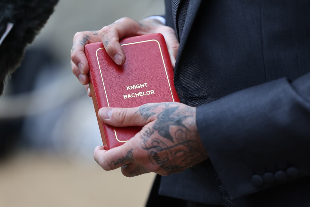 Este estuche guarda la medalla de caballero de Sir David Beckham.