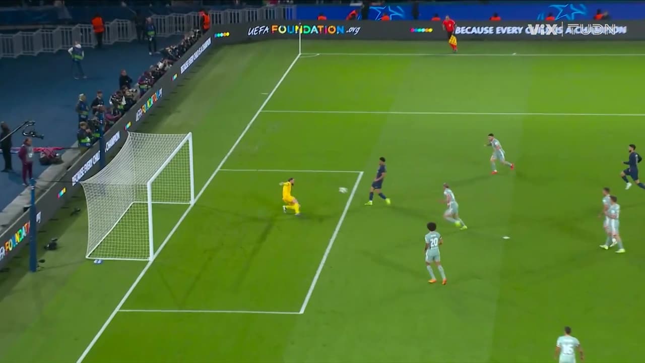 ¡Un regalo de la defensa! Zaïre-Emery aprovecha el error y marcar el primer gol