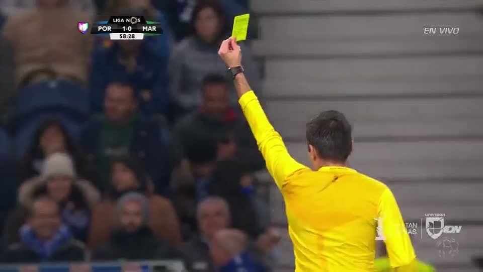 Tarjeta amarilla. El árbitro amonesta a Victorio Maximiliano Pereira Páez de Porto