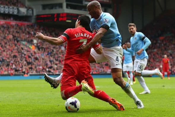 En los minutos finales, el equipo de Manchester, otro aspirante al título y con dos juegos pendientes, insistió en al menos sacar el empate para estar más cerca de los 'Reds'.