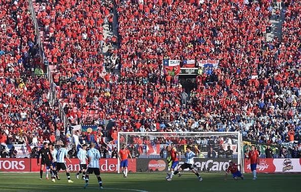 El público presionaba al cuadro visitante.