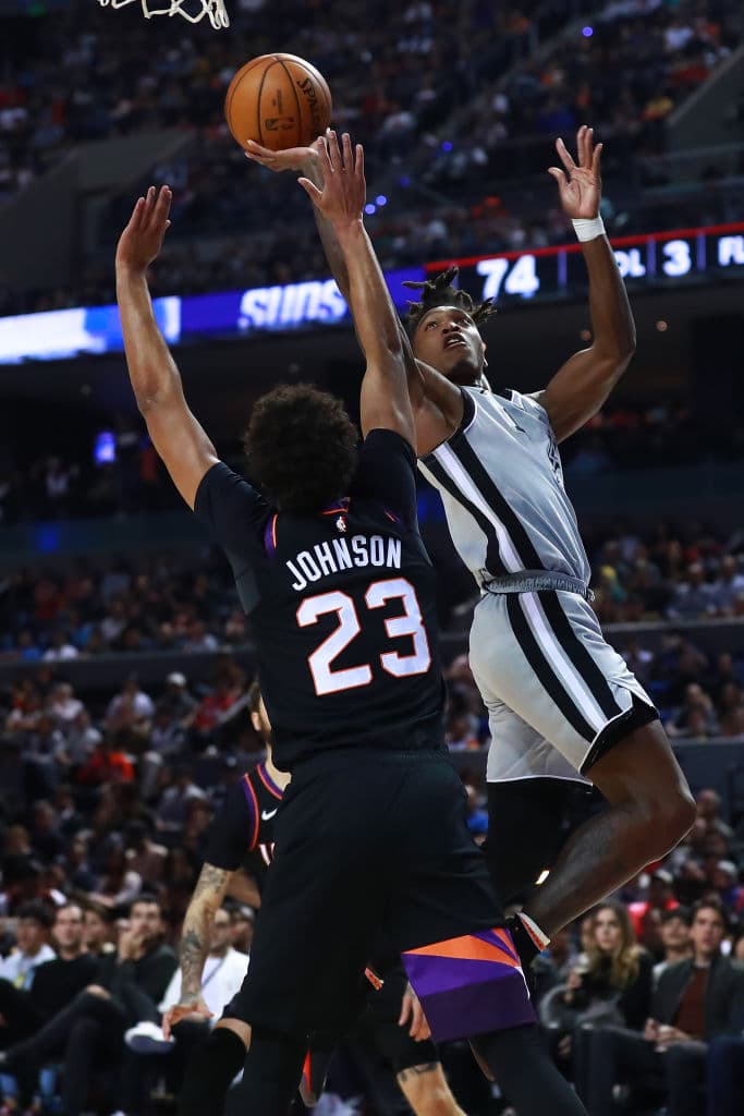 Con una gran actuación de Patty Mills, Los Spurs ganan a los Suns en México 121-119.