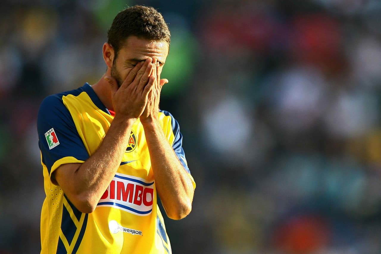 América repatrió a Layún en 2010, pero a su regreso las malas actuaciones del equipo le fueron atribuidas y surgió la frase "todo es culpa de Layún", que le afectó al punto que acudió a psicólogo.