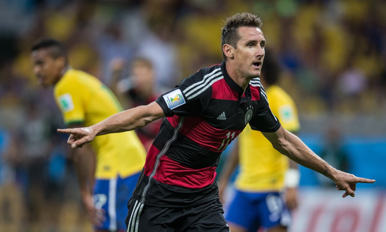 En la goleada, además, el alemán Miroslav Klose anotó uno de los goles y con eso superó a Ronaldo Nazario como el máximo anotador en la historia de los mundiales.