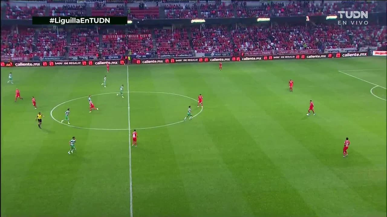 Arranca el partido y la pelota está en juego.