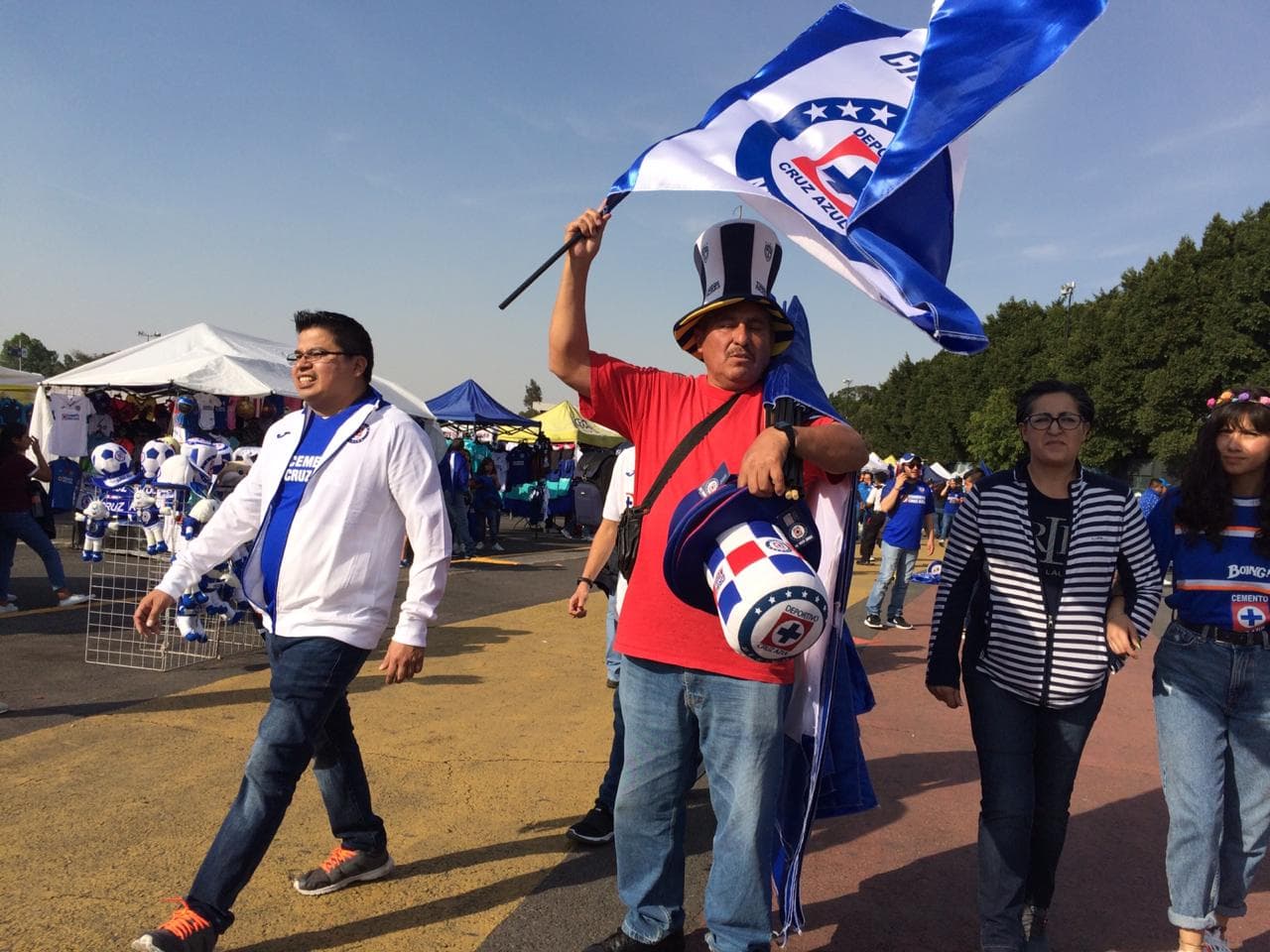 El estadio Azteca comienza a pintarse de azul para el juego entre la máquina y los tuzos.