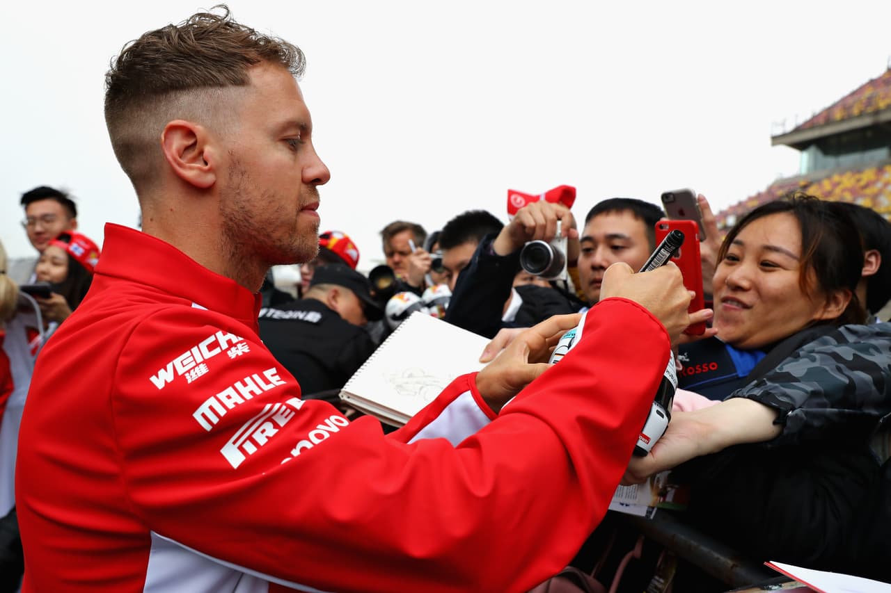 Los fanáticos asiáticos vivieron con emoción la llegada de los pilotos a la pista de Shanghai para la segunda carrera de la temporada de Fórmula 1 en el Gran Premio de China entre fotos y autógrafos.