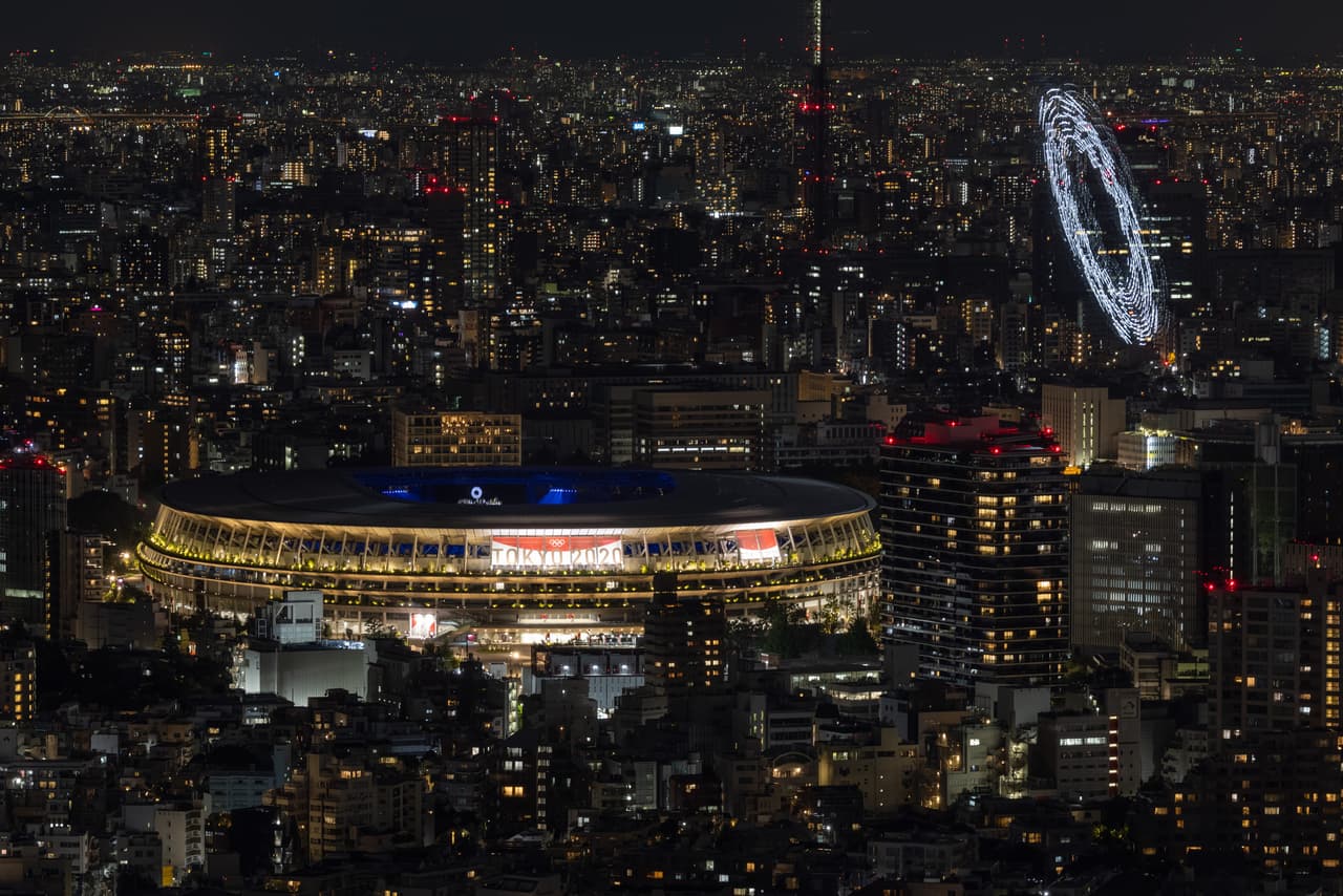 Decenas de drones se desplegaron sobre el estadio olímpico de Tokyo para postrar un mundo con Imagine de fondo.