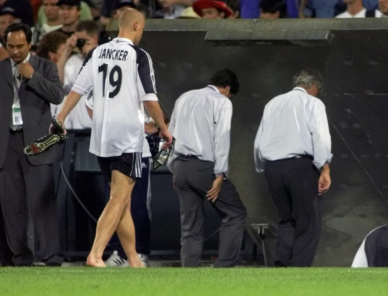 El cuerpo técnico de ese equipo quedó relegado y llegó a la direccion técnica Rudi Voeller, jugador talentoso de Alemania campeón en 1990.