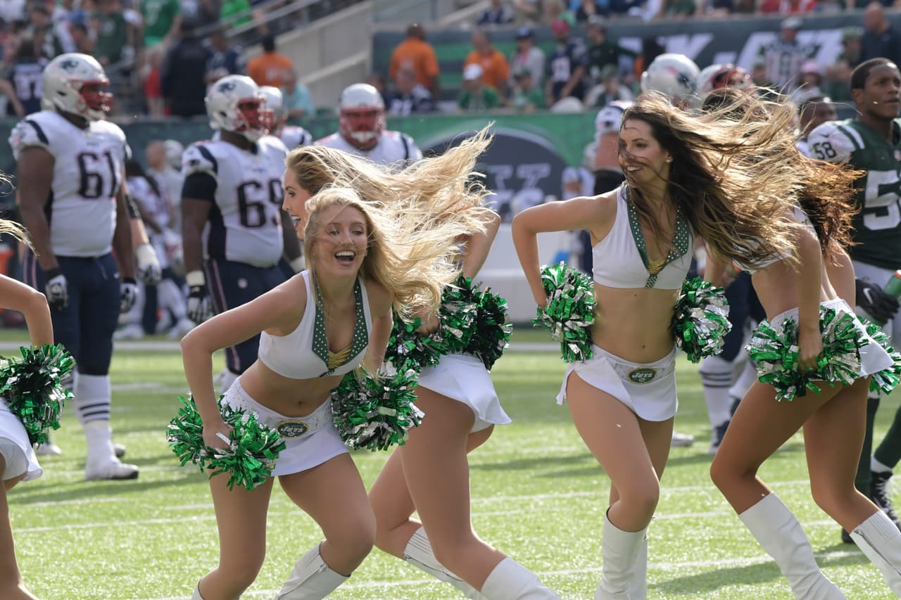 Son hermosas, tienen energía y sus bailes le dan alegría al ambiente en los estadios de la NFL: sin duda, las porristas tienen un papel muy especial para el espectáculo del fútbol americano.