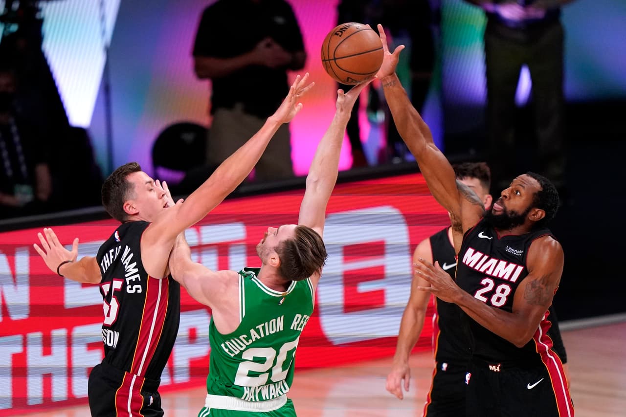 El novato Tyler Herro se echa al equipo de Miami al hombro y anota 37 puntos en la victoria 109-112 sobre los Boston Celtics.