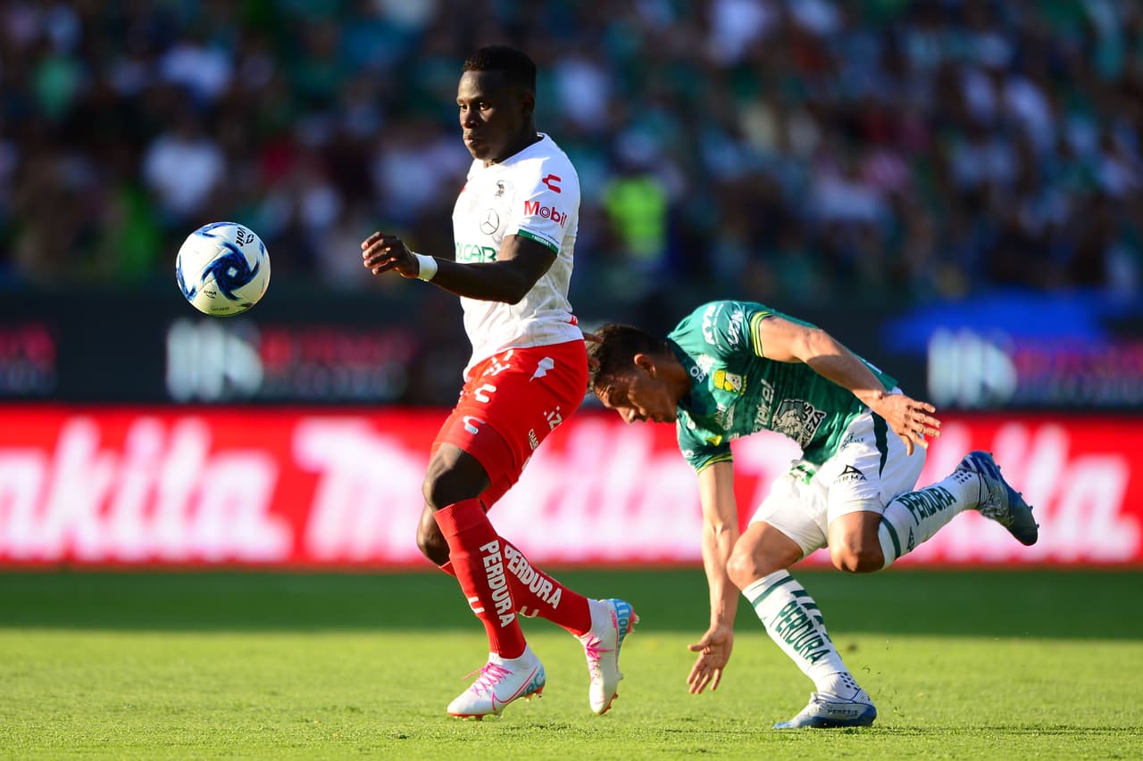 Ángel Mena es superado por velocidad por el jugador de Necaxa Kevin Mercado.