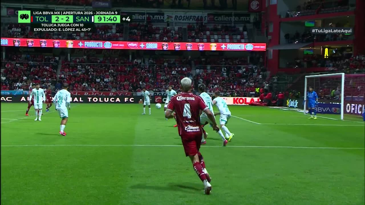 ¡GOL!  anota para Santos Laguna. Eduardo Aguirre