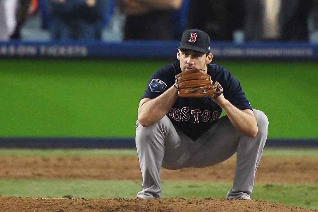 Así reaccionó el pitcher Nathan Eovaldi de los Boston Red Sox luego de la carrera del empate de Los Angeles Dodgers en el inning 13.