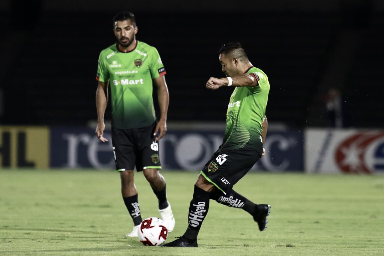 Apenas a los 6’, los Bravos mandaban un balón al poste.