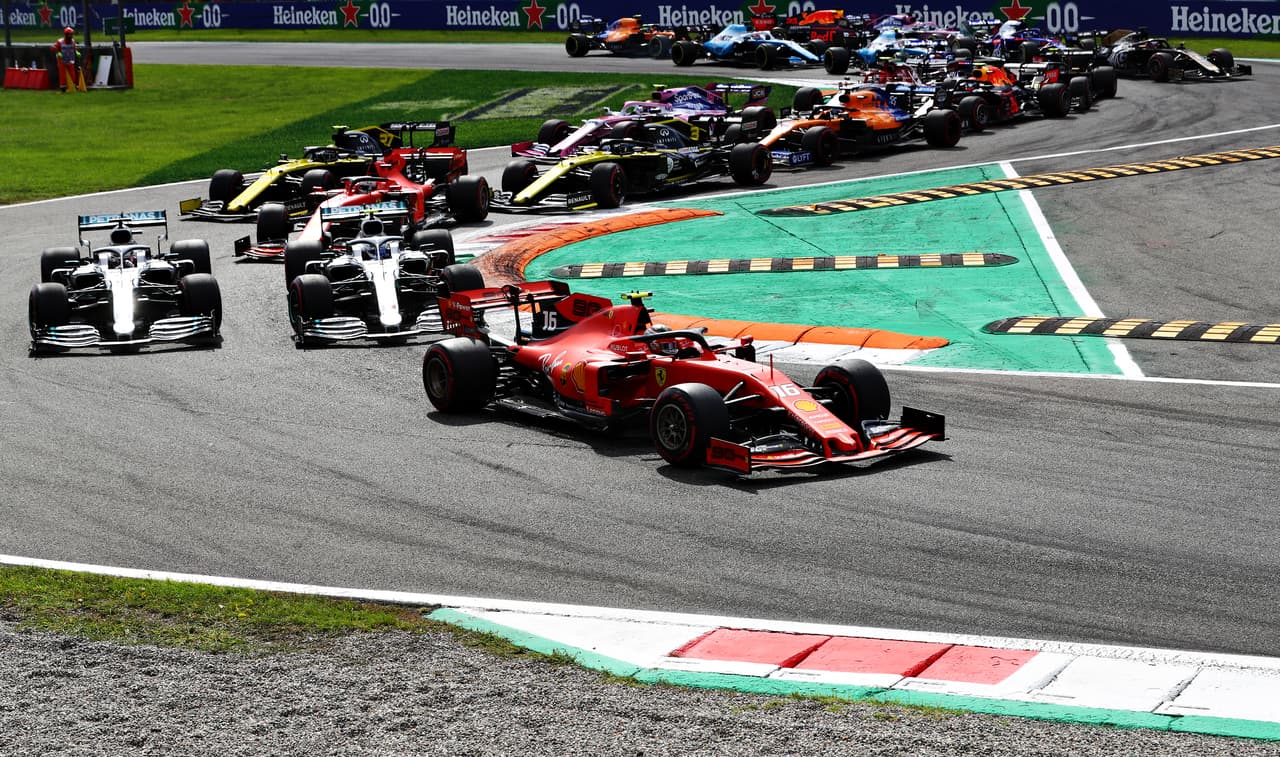 Charles Leclerc manejando un Scuderia Ferrari SF90.