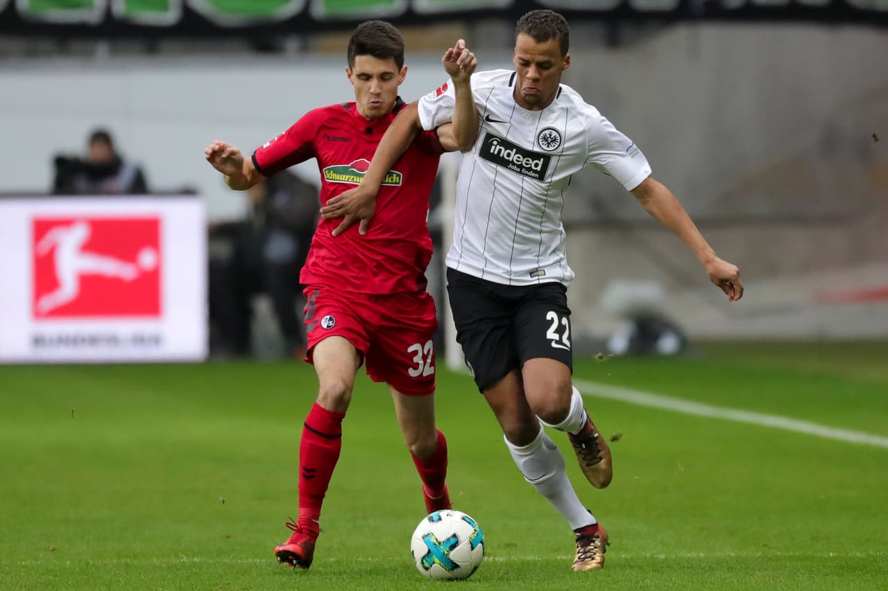 De nuevo, los locales remaban en contra de un rival que supo sostener la igualdad y dejó ver las debilidades ofensiva del Eintracht.