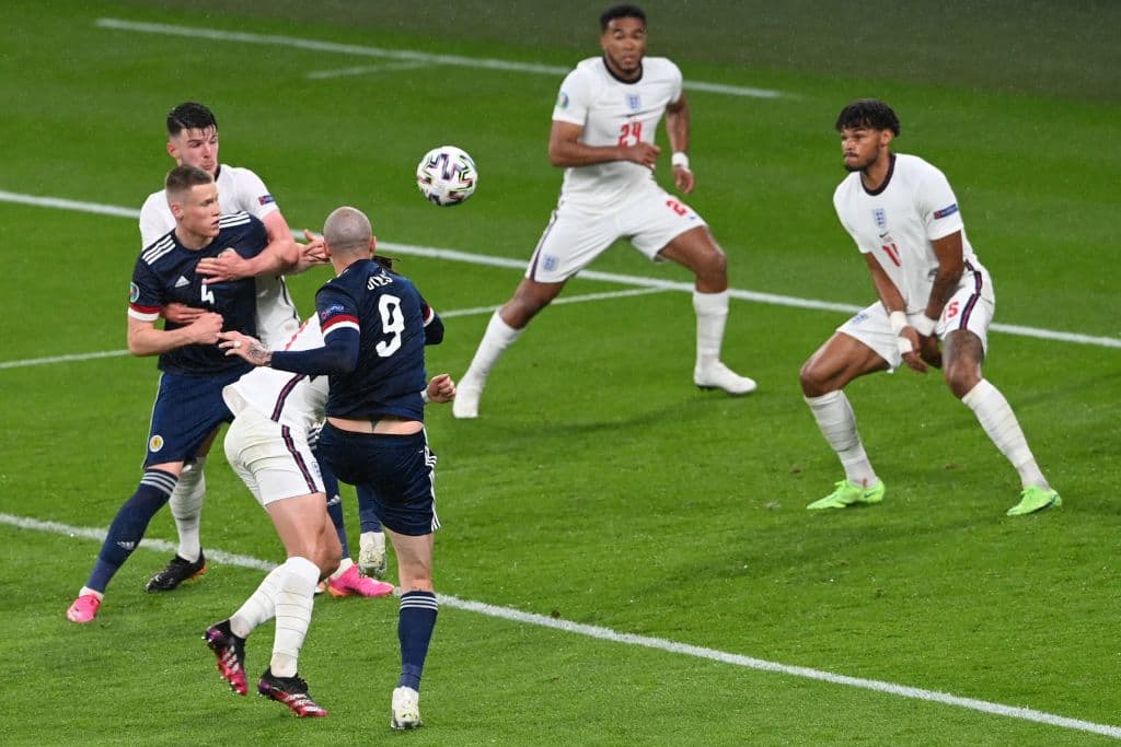 Ni Inglaterra ni Escocia logran anotar y el público se queda enfadado tras el empate 0-0.