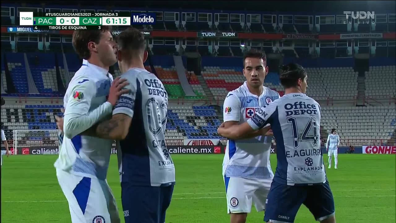 ¡GOL!  anota para Cruz Azul. Juan Escobar