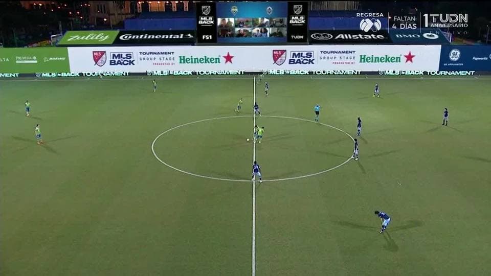 Arranca el partido y la pelota está en juego.