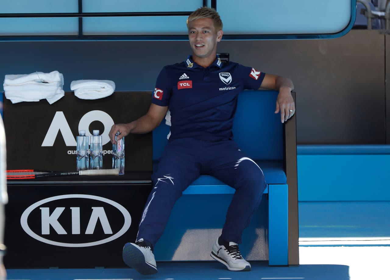 El tenista japonés Kei Nishikori recibió la visita de su compatriota Keisuke Honda (foto), futbolista del Melbourne Victory y exjugador de Pachuca, con el que practicó y compartió previo al comienzo del Australian Open.