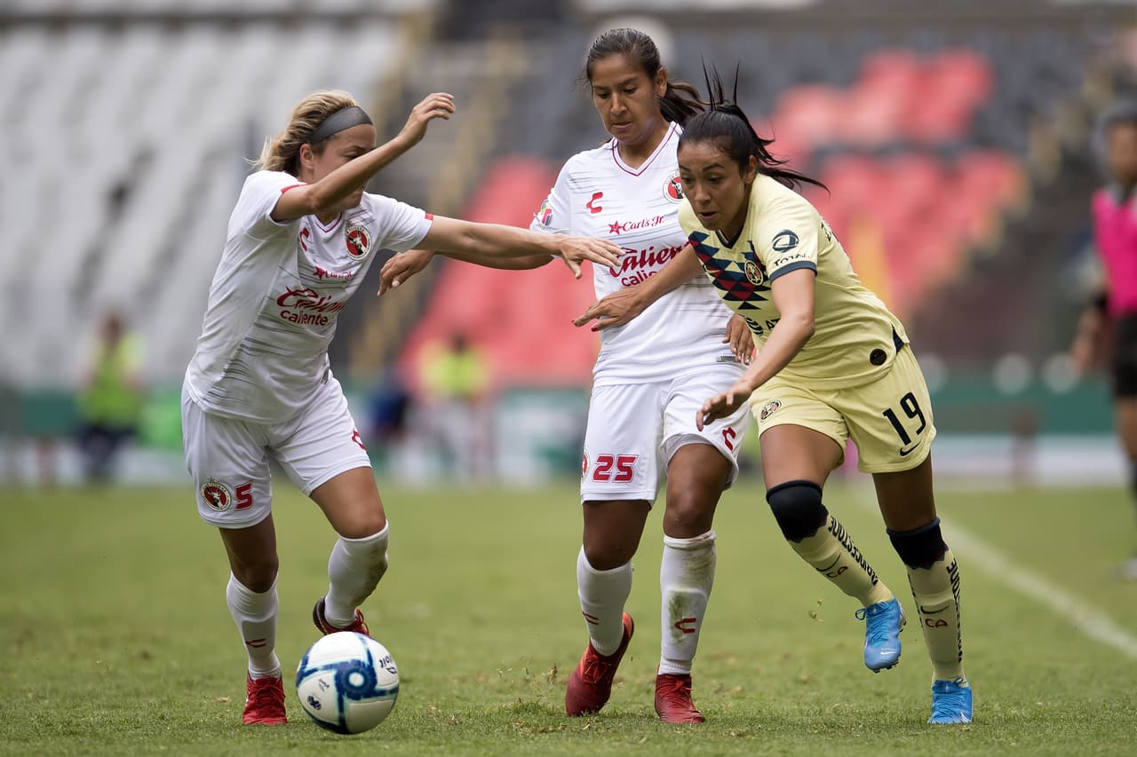 En los primeros minutos ambas escuadras trataron de imponer condiciones pero las imprecisiones estaban latentes.