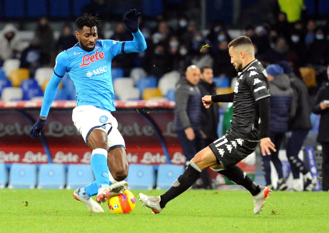 Napoli cae ante el Empoli por la mínima y se aleja de los primeros puestos en la Serie A, pero siguen cerca de puestos europeos. Patrick Cutrone anotó el tanto del gane al 70'. Hirving Lozano jugó 63 minutos.