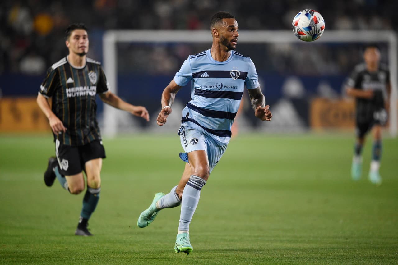 Sin Chicharito Hernández (lesionado) en LA Galaxy y sin Alan Pulido en Kansas City (concentrado con la selección mexicana), el partido fue dominado por los locales, pero fueron los hombres de Peter Vermes quienes se llevaron la victoria.
<br>