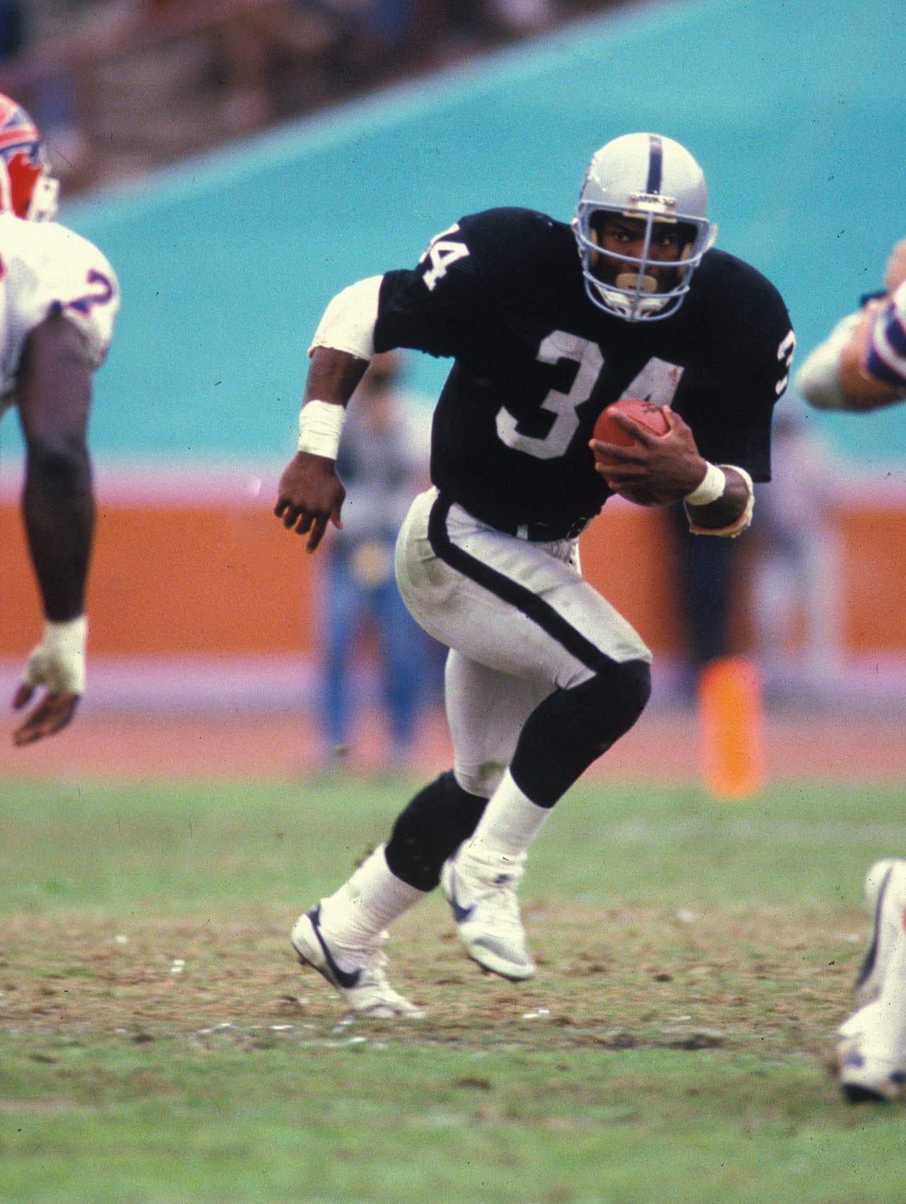 BO JACKSON - Corredor Seleccionado por Tampa Bay Buccaneers en el Draft de 1986, 1ª. Ronda, Pick 1, pero nunca jugó con éste equipo, prefirió incursionar en el Beisbol Grandes Ligas. En 1987 es cambiado a Los Angeles Raiders donde tuvo un paso breve de solo 4 temporadas donde pudo lucir parte de su enorme talento.