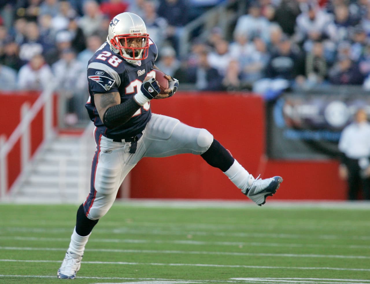 COREY DILLON - Corredor Seleccionado por Cincinnati Bengals en la 2ª. Ronda, Pick 43 del Draft en 1997. Su caso es especial en este recorrido porque sí lució con el equipo que lo reclutó. Tuvo 6 temporadas consecutivas de más de 1,000 yardas con los Bengals hasta que se lesionó en 2003. En 2004 es cambiado a New England Patriots donde alcanza 1,635 yardas y el título en el Super Bowl XXXIX.