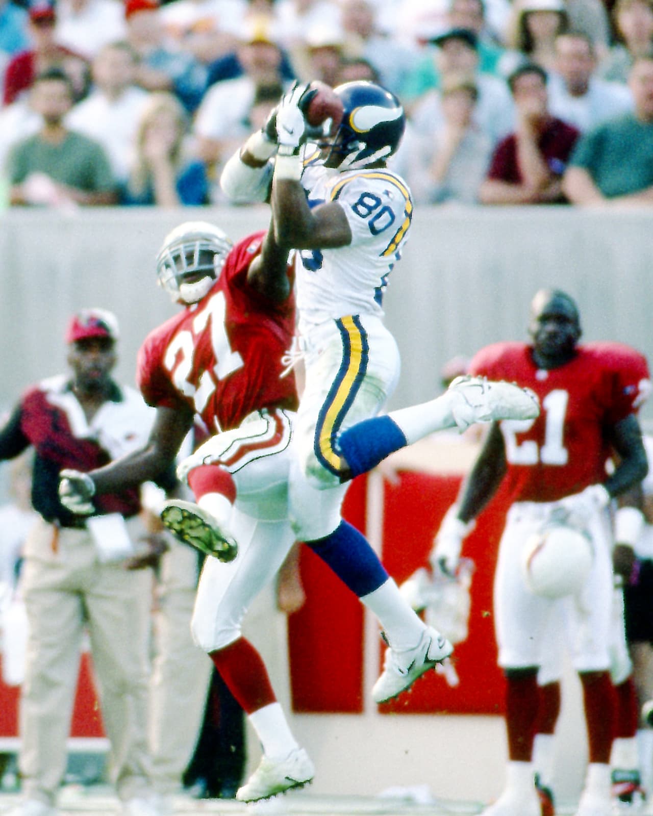 CRIS CARTER - Receptor Llegó a Philadelphia Eagles en la 4ª. Ronda del Draft Suplementario de 1987. Jugó 2 años hasta que fue cambiado a Minnesota Vikings para cambiar la historia de éste equipo. Muchos consideran que de no haber existido Jerry Rice, el mejor receptor de la década de los ochenta se llama Cris Carter.