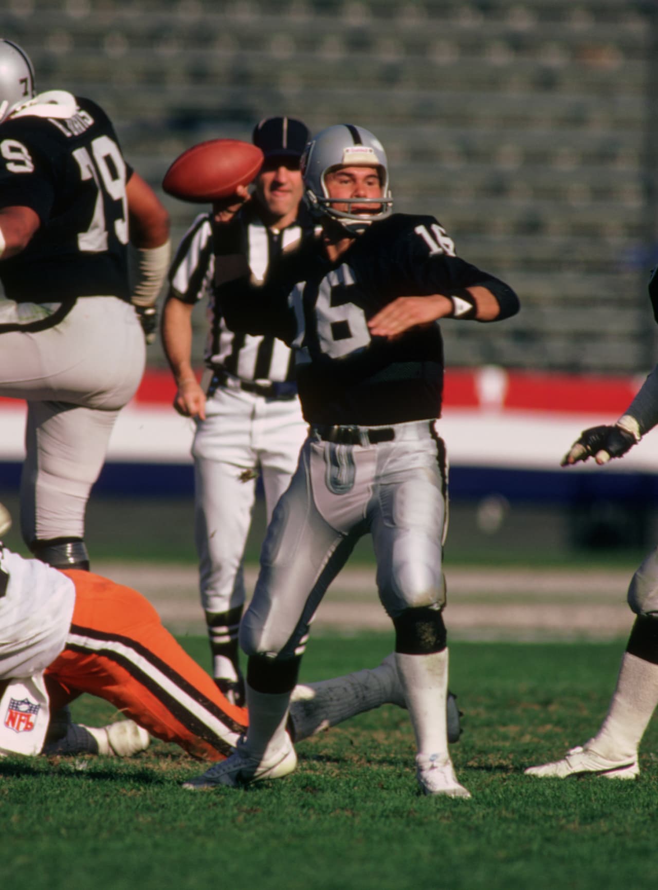 JIM PLUNKETT - Quarterback Seleccionado por New England Patriots en la 1ª. Ronda, Pick 1 del Draft en 1971. En 1975 fue cambiado a San Francisco 49ers donde también fracasó y lo cortaron en 1977. En 1978 llega a Oakland Raiders para cambiar la historia de este equipo. Ganó 2 Super Bowls, el XV y XVIII, éste último como Los Angeles Raiders. Fue MVP en el XV.