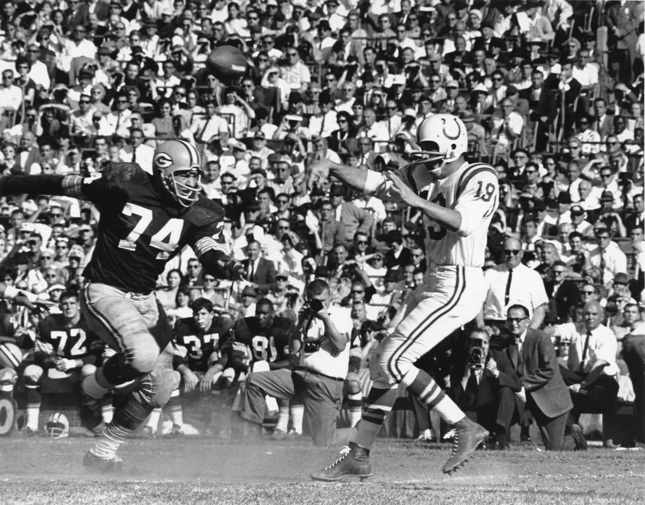 JOHNNY UNITAS - Quarterback Es probable que sea el más famoso de todos los casos planteados. Seleccionado en el Draft de 1955 durante la 9ª. Ronda, Pick 102 por Pittsburgh Steelers que lo cortaron en el campo de entrenamiento. Los Steelers no hicieron nada en los siguientes 19 años. Unitas se convirtió en una leyenda de la NFL con los Baltimore Colts.