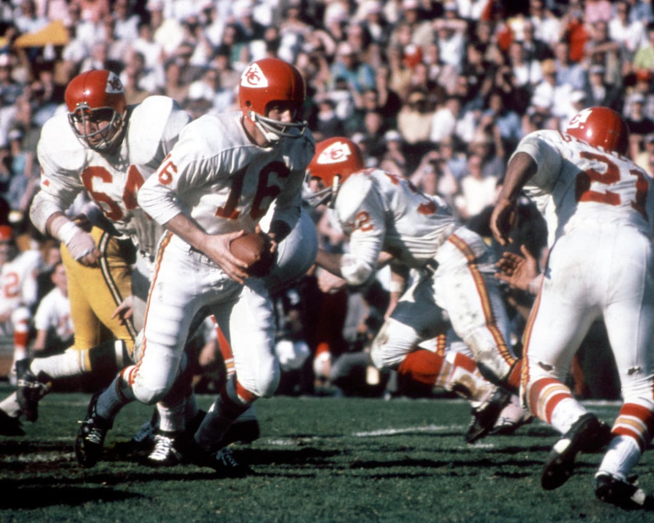 LEN DAWSON - Quarterback Los Steelers no aprendieron la lección que les dejó Johnny Unitas. En 1957 reclutaron a Len Dawson, 1ª. Ronda, Pick 5, pero lo cortaron 2 años después. Jugó otras 2 temporadas con Cleveland antes de llegar a los Dallas Texans, luego convertidos en Kansas City Chiefs para ser una leyenda de este equipo de 1962 hasta 1975, incluyendo el título en el Super Bowl IV.