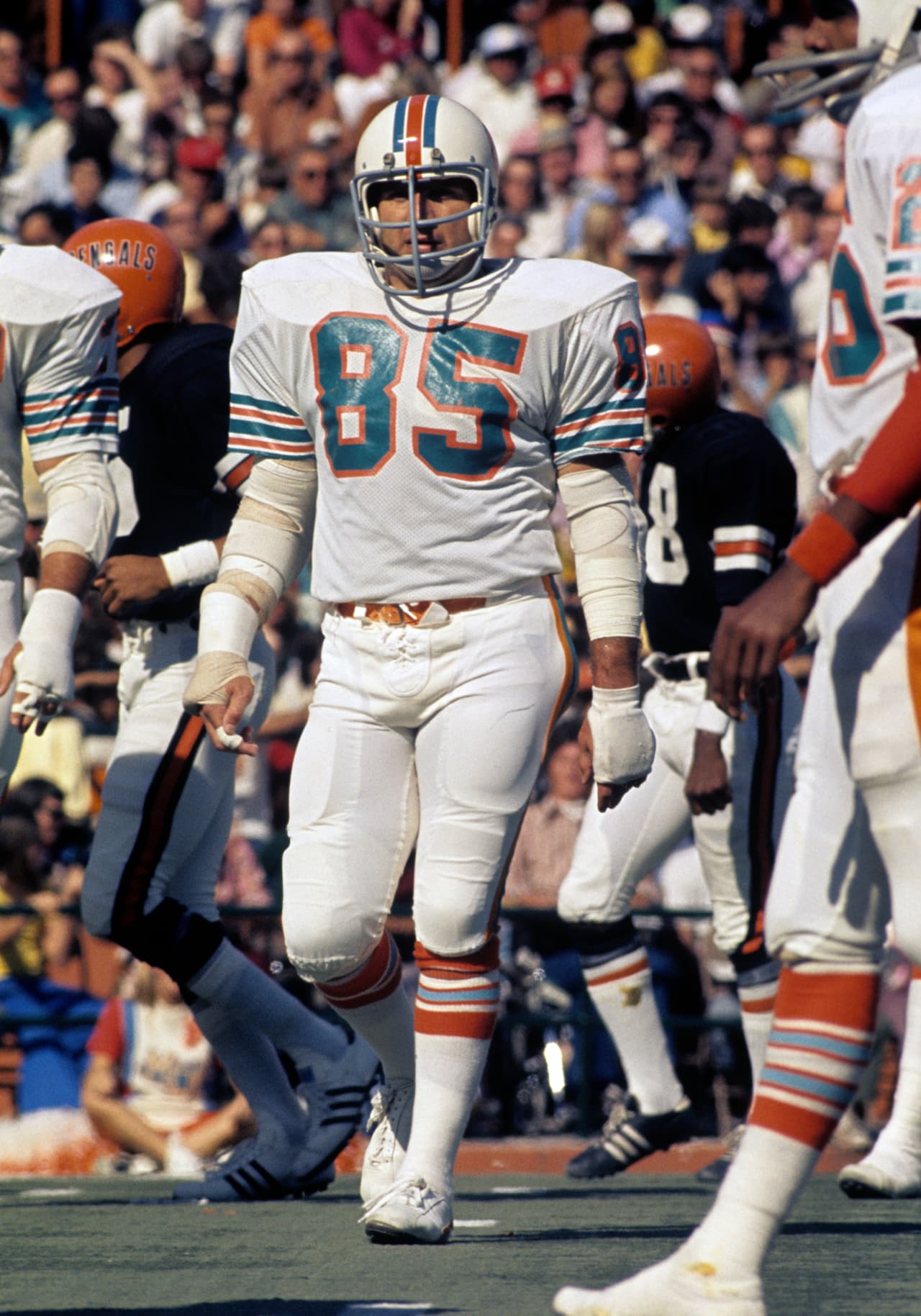 NICK BUONICONTI - Linebacker Seleccionado por Boston Patriots en la 13ª. Ronda, pick 102 del Draft en 1962. Jugó con los Patriots hasta 1968. En 1969 fue cambiado a Miami Dolphins donde brilló hasta 1976 en la “Defensiva sin nombre” que consiguió 2 títulos de Super Bowl.