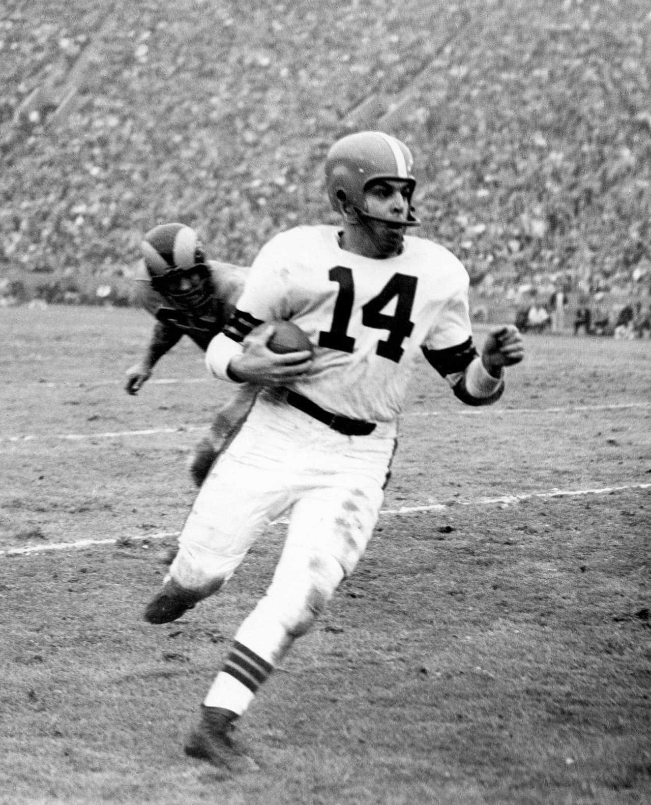 OTTO GRAHAM - Quarterback Seleccionado por Detroit Lions en la 1ª. Ronda, Pick 4 del Draft en 1944 pero nunca jugó con éste equipo. Después de la Segunda Guerra Mundial recibió una oferta del coach Paul Brown para jugar con Cleveland Browns. De 1946 a 1955 ganó 7 campeonatos con los Browns, 4 en la AAFC y 3 en la NFL.
