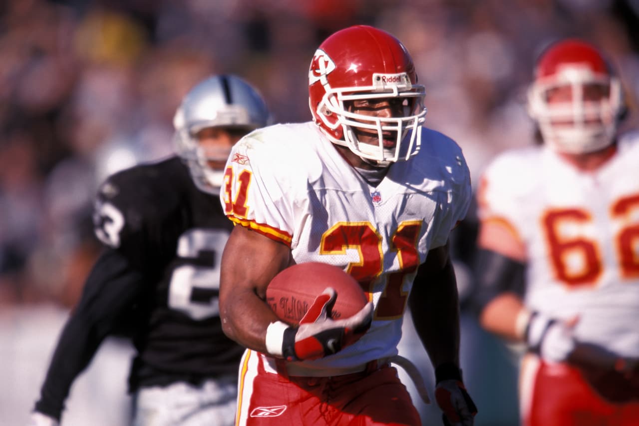 PRIEST HOLMES - Corredor No fue seleccionado en el Draft de 1997 pero logró quedarse con Baltimore Ravens donde tuvo un papel consistente hasta la llegada de Jamal Lewis quien se apoderó de la titularidad en el Super Bowl XXXV. En 2001 fue cambiado a los Kansas City Chiefs para convertirse en el líder corredor y anotador de touchdowns en la historia de los Chiefs.