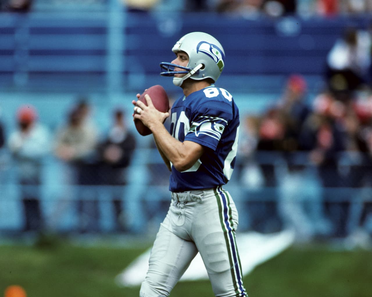 STEVE LARGENT - Receptor Los Houston Oilers cometieron 2 errores con Steve Largent. El primero: lo seleccionaron en 1976 hasta la 4ª. Ronda, Pick 117; el segundo: lo cortaron luego de la pretemporada. Ese año se queda con Seattle Seahawks para iniciar una ilustre carrera que ahora lo tiene en el Salón de la Fama.