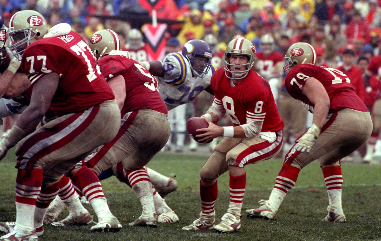 STEVE YOUNG - Quarterback Seleccionado por Tampa Bay Buccaneers en el Draft Suplementario de 1984. Su paso por la nueva Liga USFL restó interés de los equipos NFL por reclutarlo. Cuando la USFL quebró Tampa Bay tuvo los derechos pero Young fue cambiado en 1987 a San Francisco 49ers. Ahí jugó hasta 1999, incluyendo el título en el Super Bowl XXIX donde fue MVP.