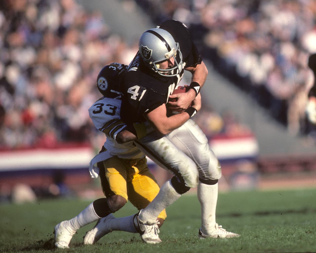 TODD CHRISTENSEN - Ala cerrada Seleccionado por Dallas Cowboys en la 2ª. Ronda, Pick 56 del Draft en 1978. Fue elegido como corredor, posición que también tuvo con New York Giants en 1979 a pesar de los intentos contra su voluntad, de convertirlo en ala cerrada. A partir de 1979 y hasta 1988 jugó con Oakland / Los Angeles Raiders como ala cerrada titular, con los títulos en los Super Bowls XV y XVIII.
