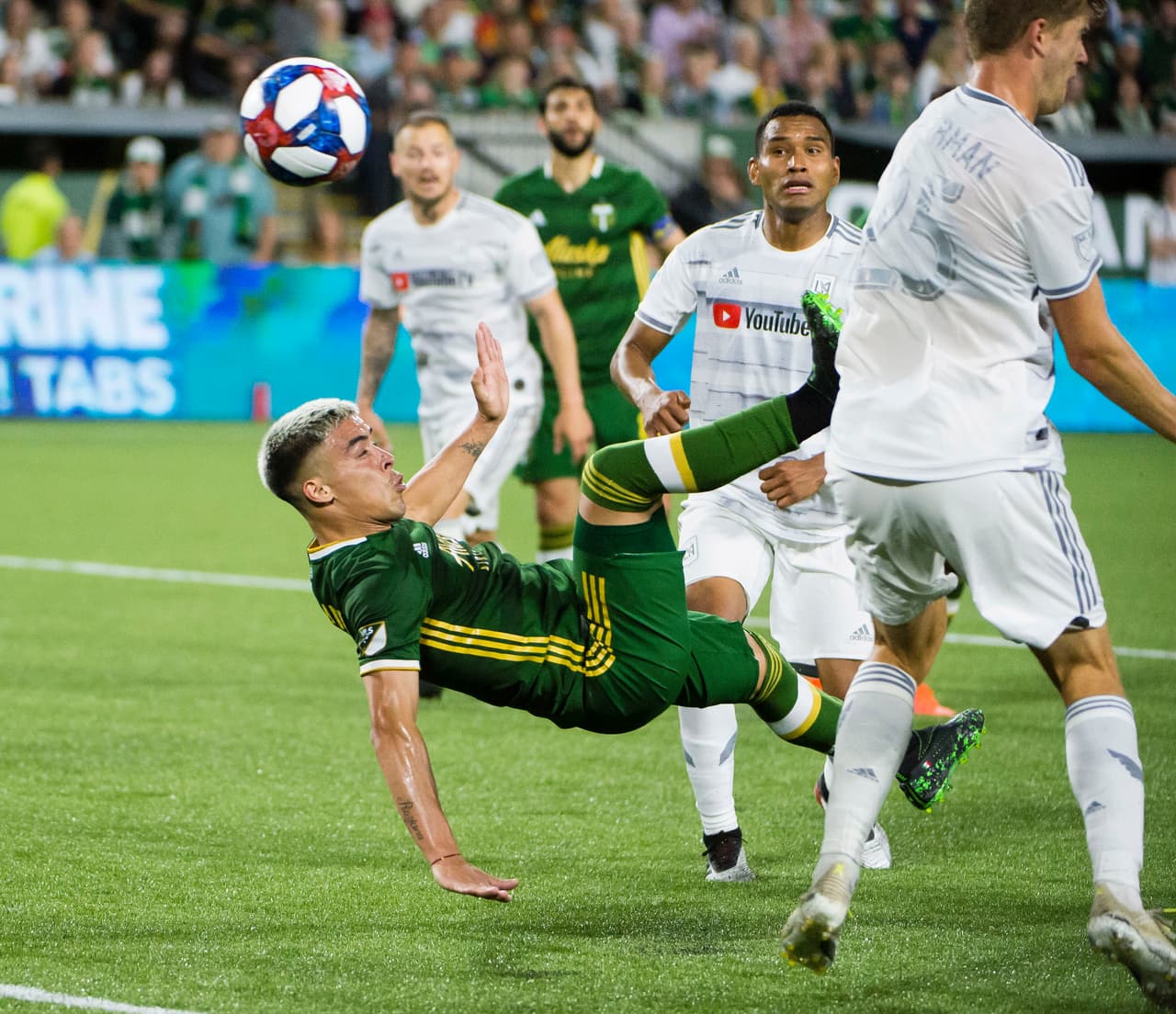 Con esta tijera espectacular, Brian Fernández (84') le dio vida al equipo local a seis minutos de cumplirse el tiempo reglamentario.