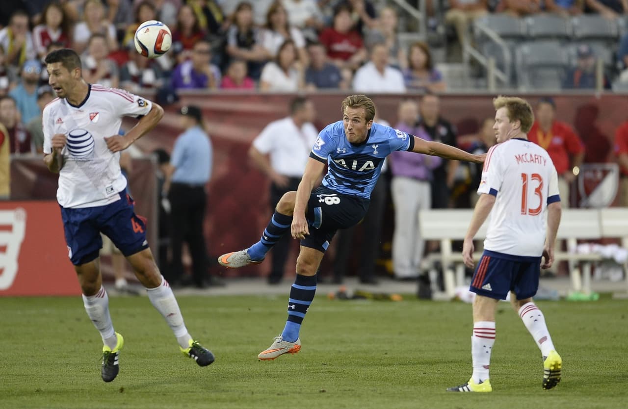 Dax McCarty ayuda para frenar a "Sugar" Kane.