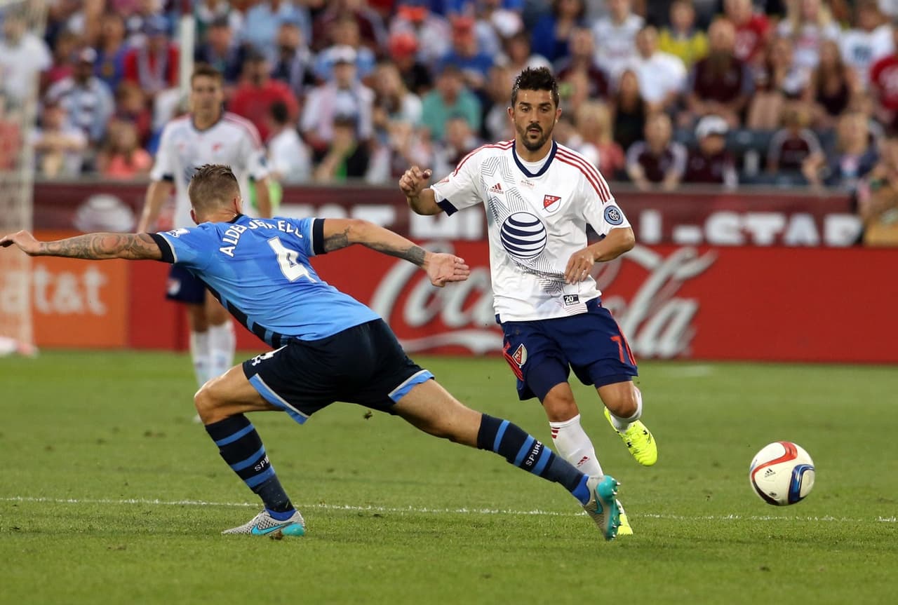 David Villa busca el pase profundo. El Guaje cumplió con su gol.