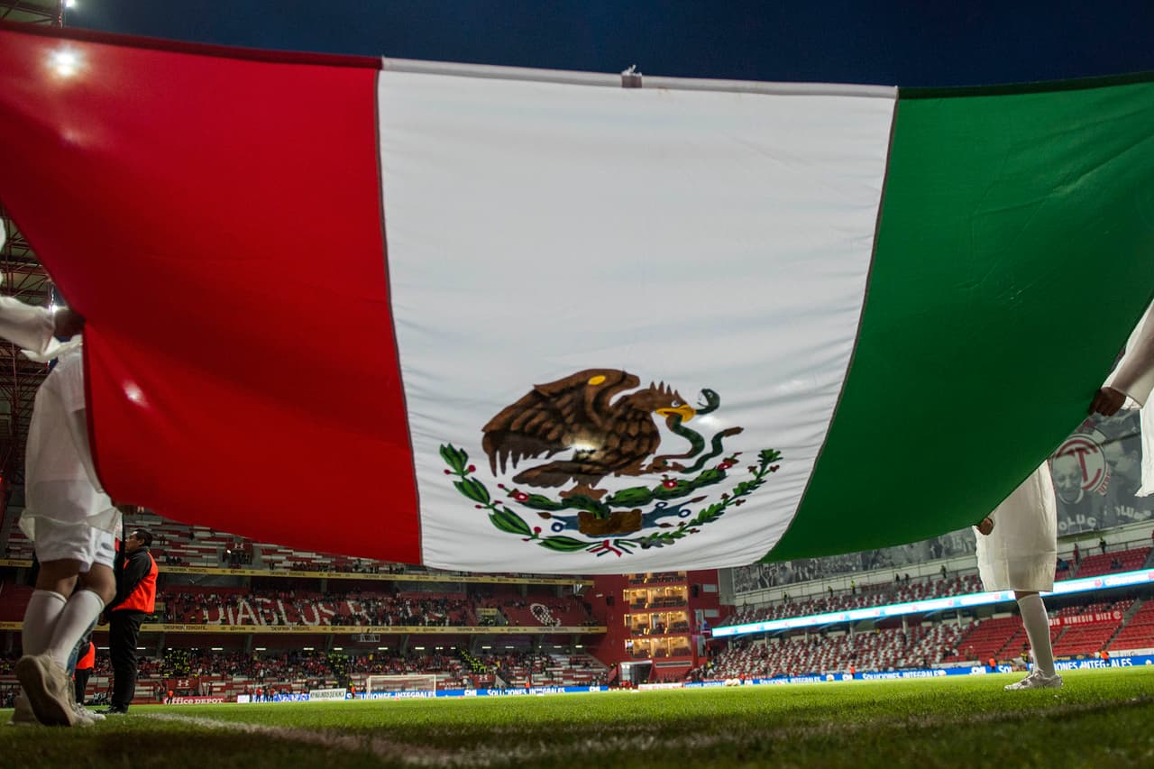 Hermosa la bandera de México que se presentó antes del arranque del juego.
