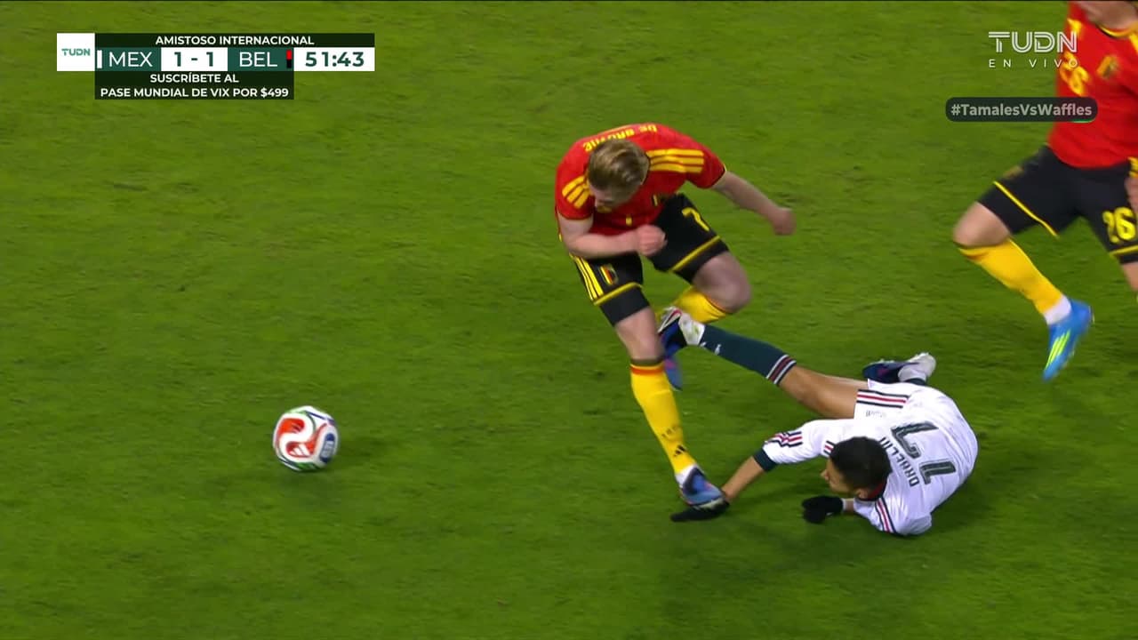 ¡Tremendo pisotón de Kevin De Bruyne sobre la mano de Orbelín Pineda!