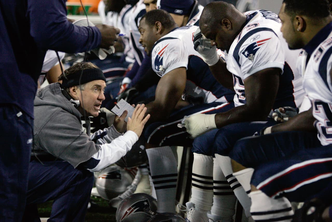 <b>Los ajustes durante el partido son lo suyo</b>
<br>- Esta imagen la hemos visto en gran cantidad de ocasiones durante las distintas transmisiones de los juegos de los Patriots. Mientras la ofensiva está en acción en el campo, él se dedica a realizar ajustes con los defensivos. - Recordemos que este fue su principal cargo en la NFL y se caracteriza por esta gran cualidad.