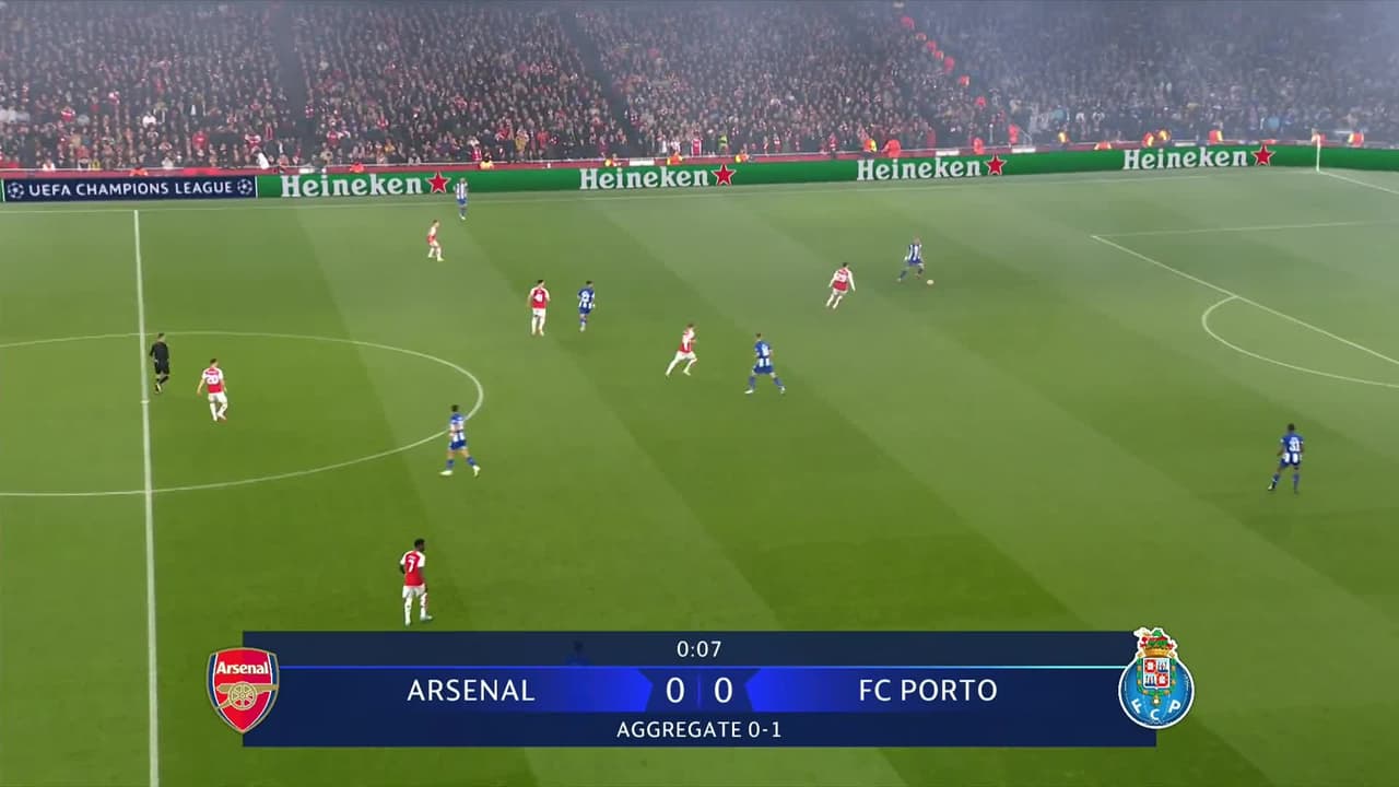 Arranca el partido y la pelota está en juego.