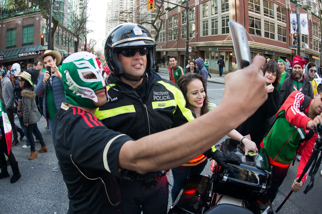 Aficionados mexicanos le ponen color a la fiesta en Canadá durante el partido de la eliminatoria al Mundial 2018.