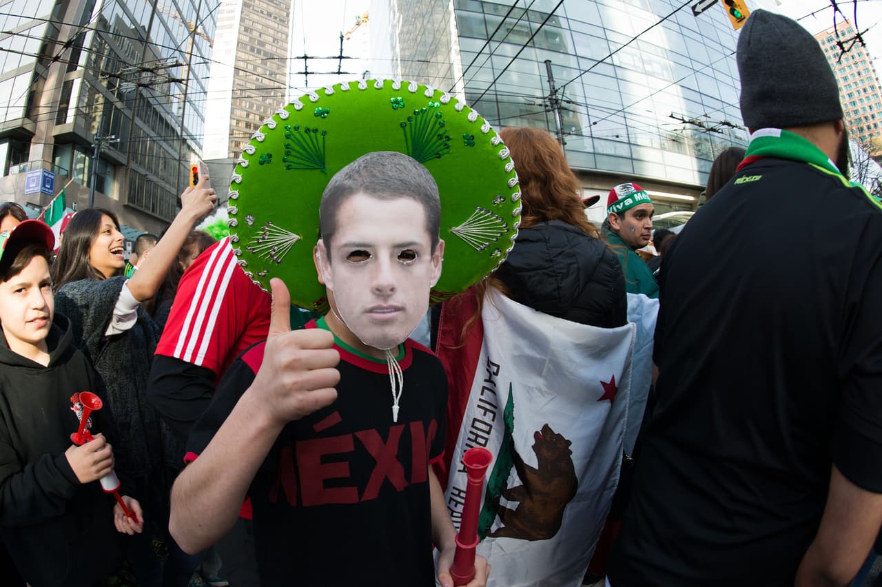 Aficionados mexicanos le ponen color a la fiesta en Canadá durante el partido de la eliminatoria al Mundial 2018.